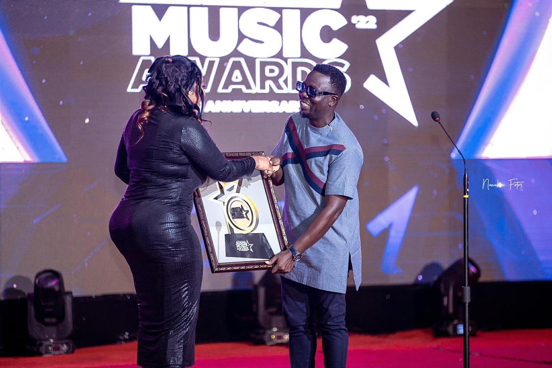 Goldmann presenting the Award to Empress Gifty
